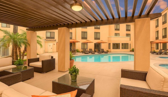 Moments from the Beach | Free Breakfast & Pool