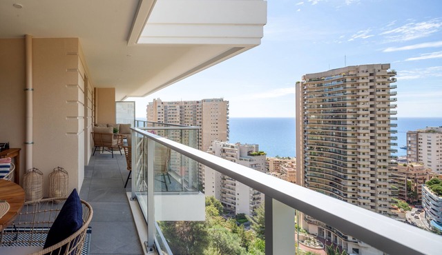 Monaco à pied - Piscine et vue mer