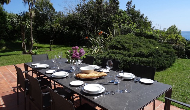 Monaco Country Park 2 bed, 2 bath, garden, pool, beach apt with parking
