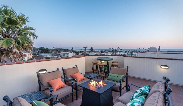 Monarch Villa - Luxury Condo, Ocean View, Rooftop Living with fire table/Bbq