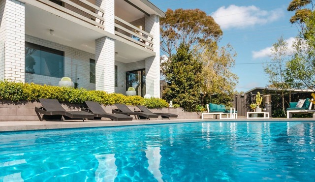 MondoDan - Enjoy being nestled in nature surrounded by the leafy aspect and the singing birdlife