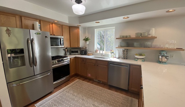 Money Creek Chalet- stunning, bright & spacious w/hot tub for 8 +pets