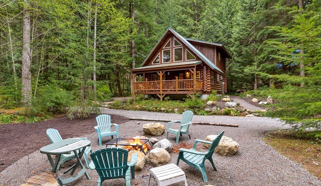 Money Creek Haven- peaceful and private pet friendly forest retreat w/hot tub!