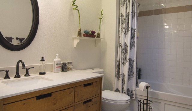 Monica’s Cheerful Retreat Townhouse