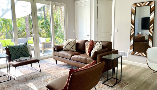 Moninanu - Modern Wooded Cottage in North Naples