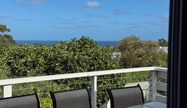 Moniques BeachhousenCheck the waves over coffee