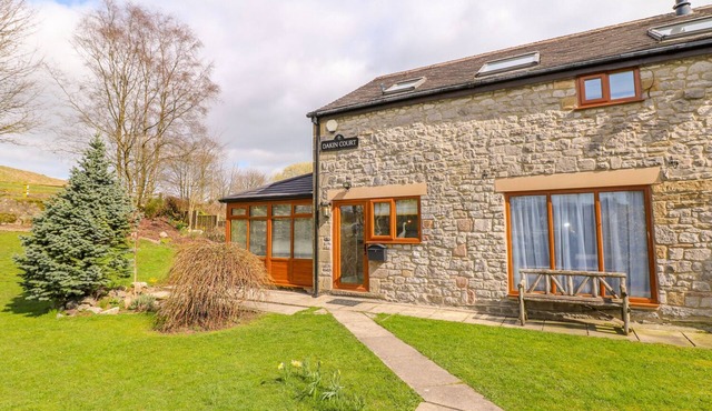 MONK'S COTTAGE, pet friendly, with hot tub in Buxton