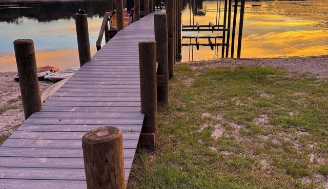 Monkey Business – Private Lake, Dock, Stunning Views, Close to Gainesville UF