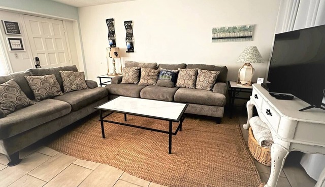 Monkey Island Bungalow ~ Pool ~ Golf~ Dogs welcome