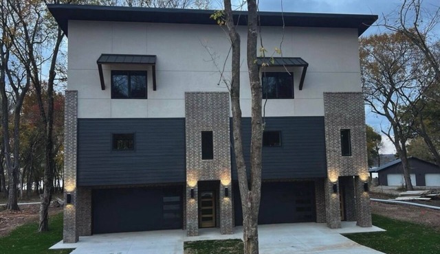MONKEY ISLAND LAKE VIEW CONDO, DECK WITH FIRE PIT+GRILL East