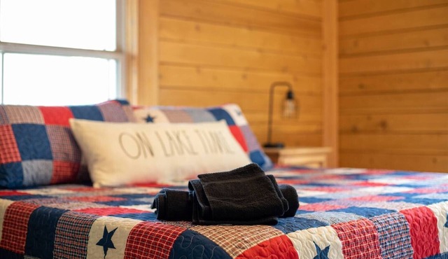 Monkey Island Lodge - 4B/2BA Log Cabin - Lake View