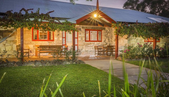 Monkey Place Country House - Unique, sandstone 4 bdrm home with pool, spa and awesome fireplace!