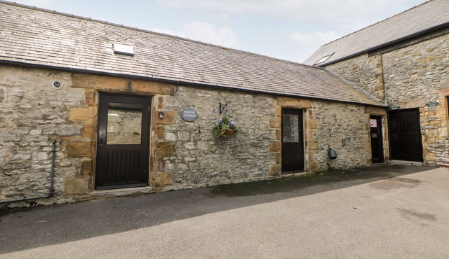 MONSAL COTTAGE, pet friendly, character holiday cottage in Bakewell