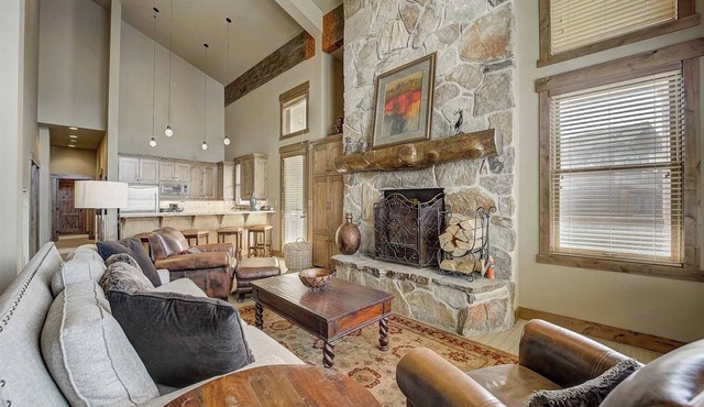 Mont Cervin #32 by Avantstay Ski In Ski Out Home in Silver Lake Village w/Hot Tub