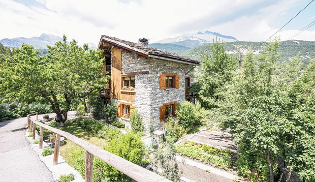 Montagnard Savoyard Apartment with Mountain View, Private Terrace & Wi-Fi