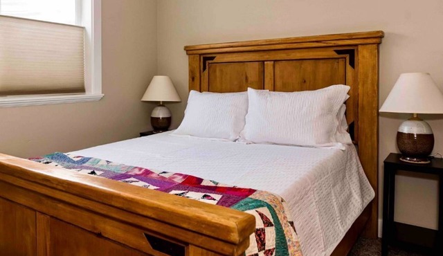 Montague Manor" W&D, Hot Tub, Queen Beds, Sleeps6