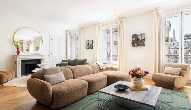 Montaigne Collection III 3BR 8P Triangle d Or