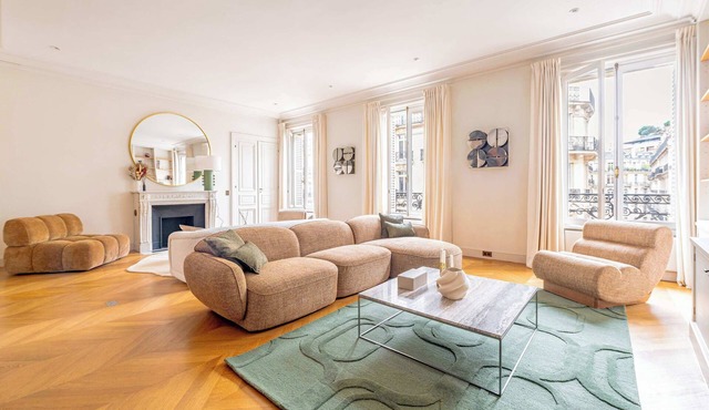 Montaigne Dream 3Bed 3Bath in Triangle d’Or