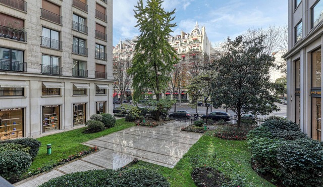 MONTAIGNE EXECUTIVE SUITE