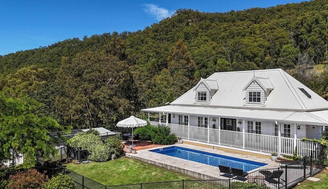 Montana - Beautiful mountain-side 4 bdrm home with views and pool