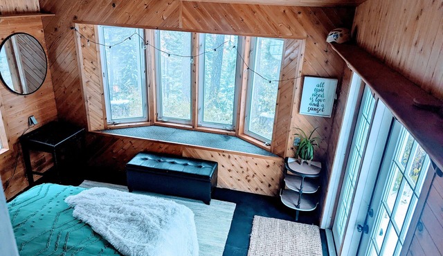 Montana Gem w/ Fireplace & Views perfect for your next adventure!