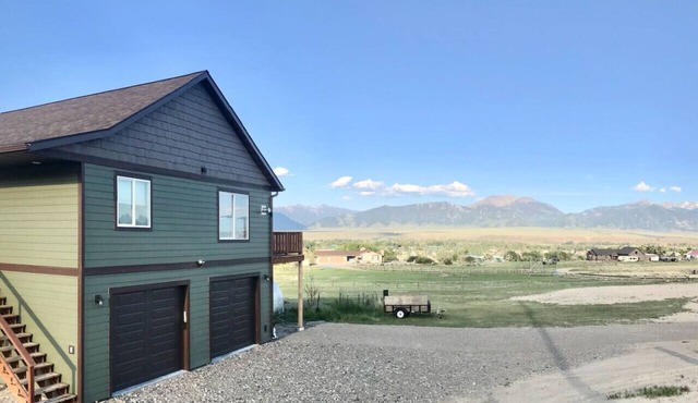 Montana Getaway with mountain views