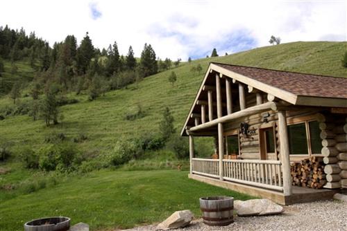 Montana Mountain Glamping: Charming Log Cabin with a Private Hot Tub in Darby
