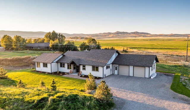 Montana Skies, Livingston, MT! Skiing/Fishing/Yellowstone!