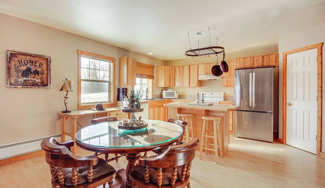 Montana Vacation Rental: 32 Mi to Yellowstone!
