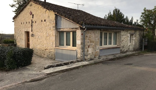 MONTAT, 46 Lot, Quercy white. Small house with garden