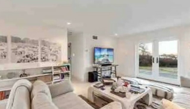 Montauk lake house walkable to Ditch Plains Beach