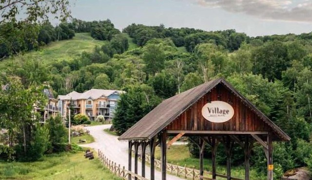 MontBlanc - pool and lake, live the Laurentians!