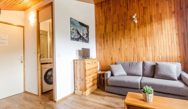 Montchavin: Renovated studio cabin, equipped for 3/4, parking, near slopes and shops