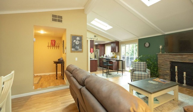 Montclair Escape w/Deck & Cozy Comforts