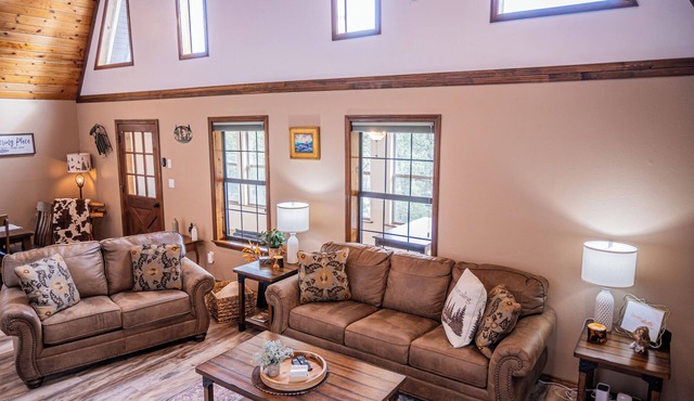 Monte Bello Chalet-Beautiful Mountain Cabin, Ruidoso, NM w/AC, private, .7 acres