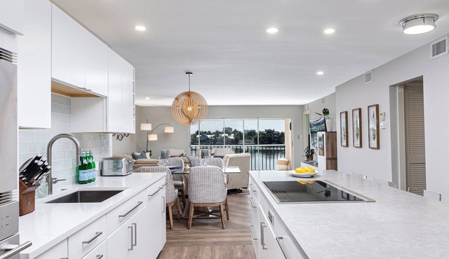 MONTE CARLO CLUB - Modern Vanderbilt Beach Condo with Bay Views