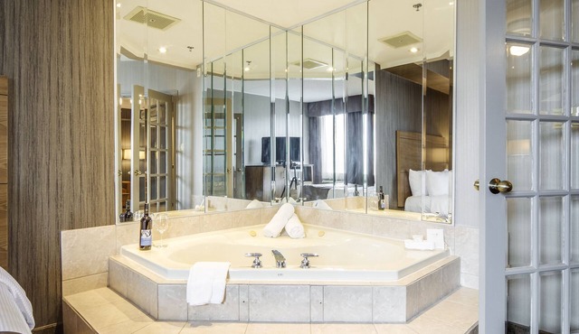 Monte Carlo Inn Airport Suites