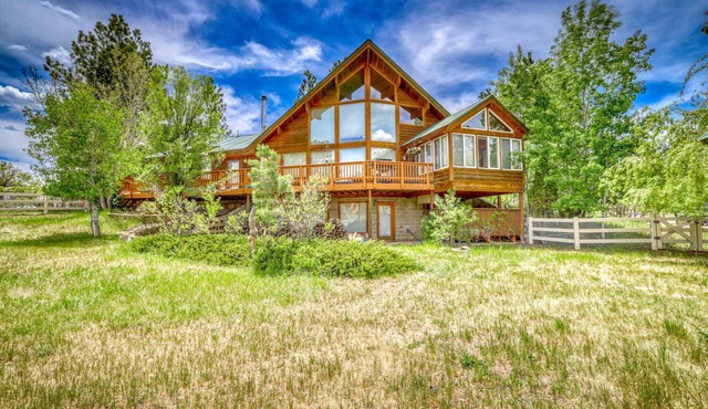 Monte Vista Retreat: Pet-Friendly, Private Hot Tub, Game Loft, Fenced Yard, Stunning Mountain Views!