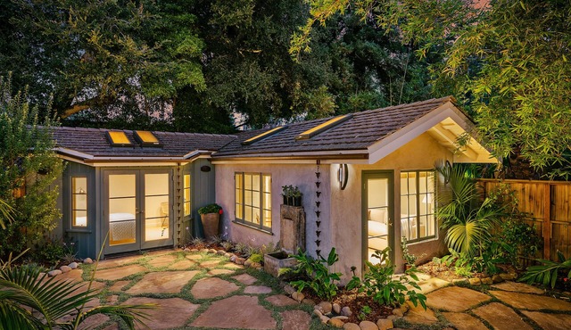 Montecito Beach Holiday - Tropical Coastal Cottage within Walking Distance to Miramar Beach