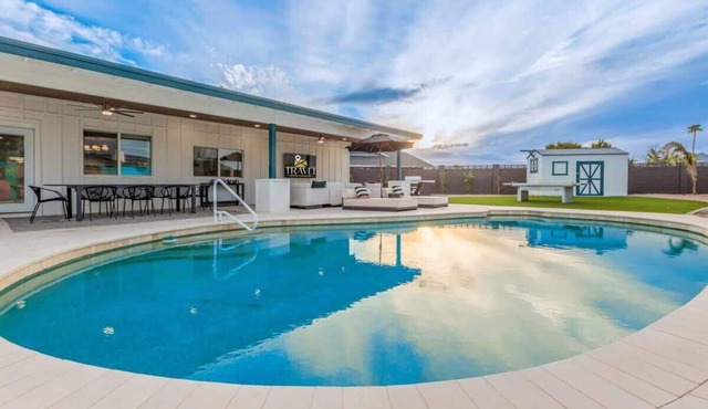 Monterey Lux | Pool, Sport Courts & Putting Green