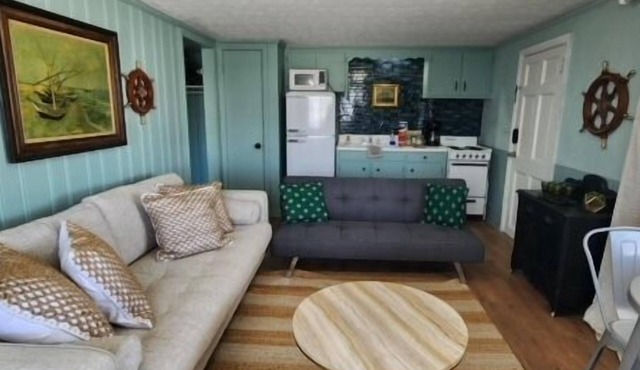 Monterey Motel - Beach Cottage 10 at Beach Access 8. Large Pool. Newly Remodeled