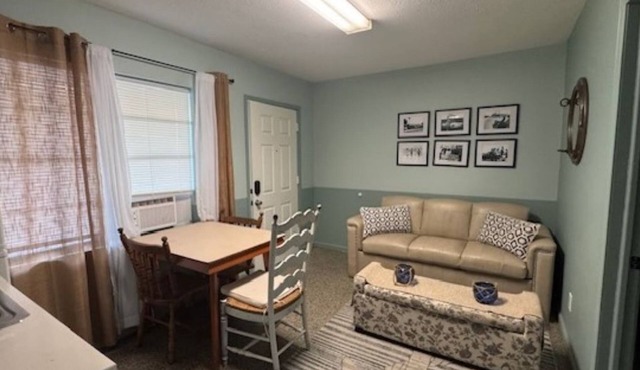 Monterey Motel - Beach Cottage 7 at Beach Access 8. Large Pool. Newly Remodeled.