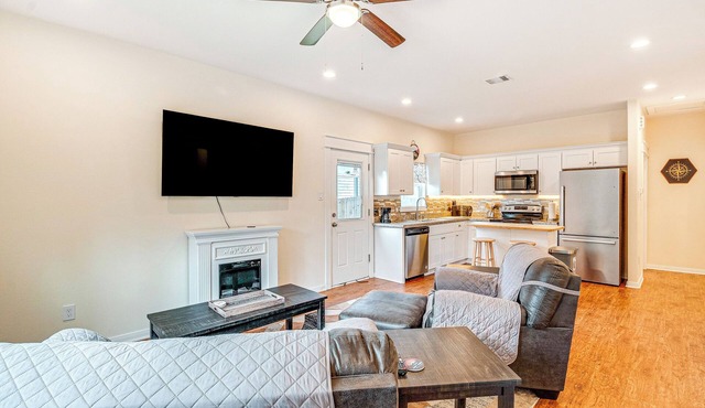 Montgomery Cottage w/Fenced Yard < 1 Mi to Lakes!