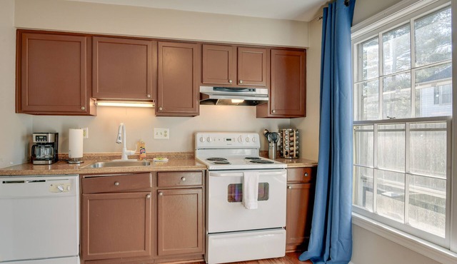 Montgomery Village Townhome w/Patio: 27 Mi to DC!