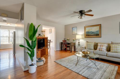 Montgomery Village Townhome with Patio 27 Mi to DC!