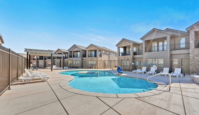 Monthly Azalea Escape|Community pool and hot tub, grill, Smart Tvs