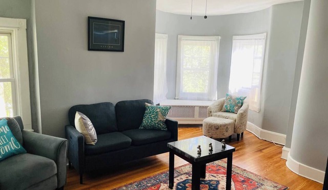 Monthly Discount ! Beautifully updated 1-bedroom apartment with hardwood floors and a modern kitchen. Located near downtown and the train station, with easy access to dining, shopping, and surrounding neighborhoods.