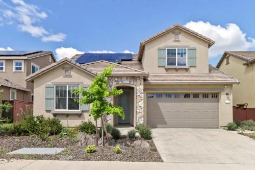 Monthly or Daily Stay in Spacious 4BD for Family or Work with Outdoor backyard and BBQ grill