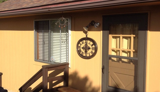 Monthly Private Cabin Located on Hidden Cul-De-Sac. with Hot Tub.