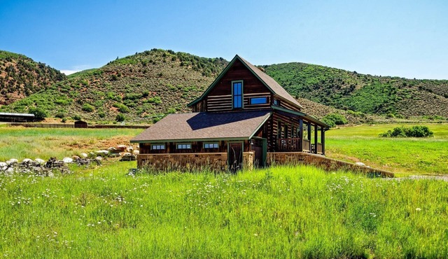 Monthly Rates! Cozy Cabin Getaway Near Aspen & Snowmass, Wood Stove, Stunning View, Master Bdrm AC